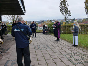 Segnung der Gräber auf dem Friedhof in Naumburg (Foto: Karl-Franz Thiede)